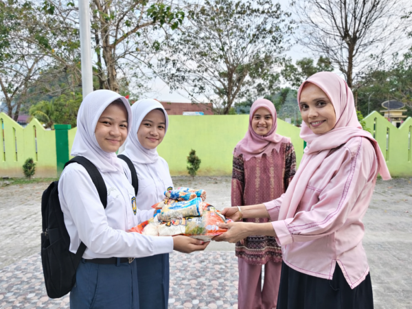 MAN 1 Halteng Distribusikan Bantuan Pangan, Mewujudkan Moderasi Agama di Patani Barat