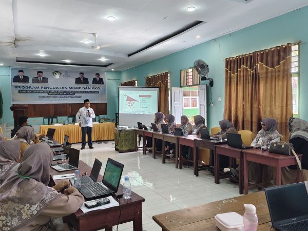 Hari Kedua MGMP dan KKG MAN 1 Halteng, Dr. Jisman Majid Apresiasi Keterlibatan Kepala Madrasah dalam Kegiatan